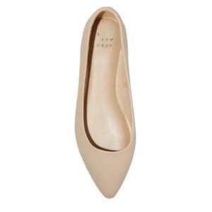 A new days women’s Corinna pointed toe, ballet flats.
Tan. NWOT. Size: 10.